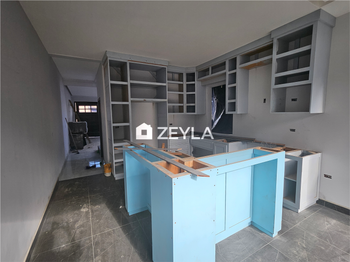 Preventa Townhouse En Residencial Los &Aacute;lamos, 245 Vrs²|150 Mts²|$265,000 - Avanzada un 85%, NIVEL DE INSTALACI&Oacute;N: Sala, Comedor, Cocina con, Muebles de madera y top de cuarzo, Medio ba&ntilde;o visita, Lavander&iacute;a, &Aacute;rea verde trasera, Bodeguita, Huella para 2 veh&iacute;culos, Doble circuito cerrado, Seguridad 24/7, SEGUNDO NIVEL: 3 Habitaciones con closet, Habitaci&oacute;n principal con walk-in closet y balc&oacute;n, 2 Ba&ntilde;os.
